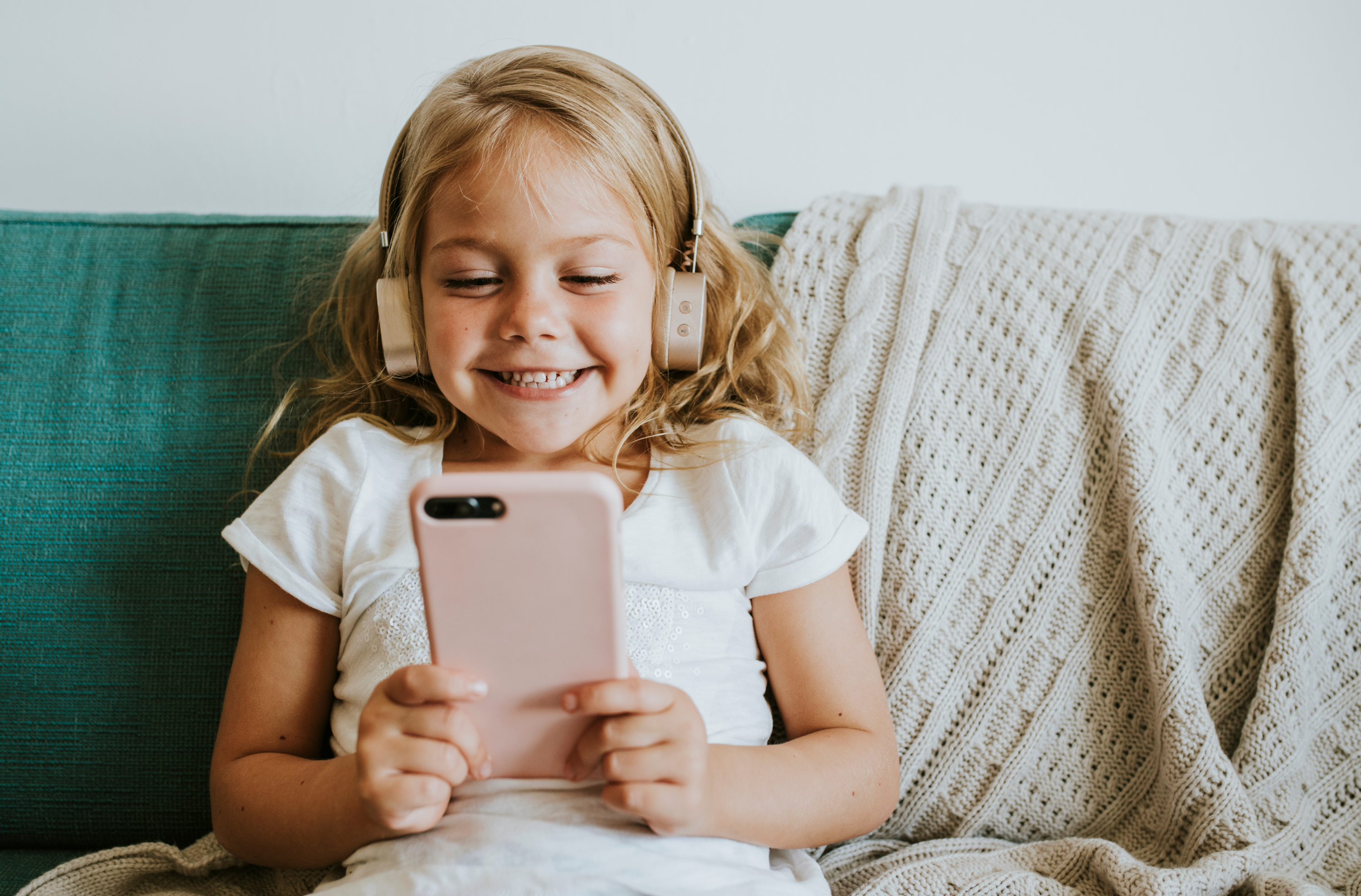 girl listening and reading on xigxag